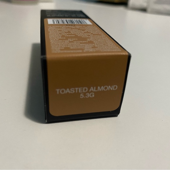 Huda Beauty Concealer - Picture 2 of 3